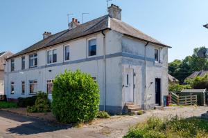 an old white house with a roof at Ideal Work Stays 3BR 6 Guests Free Parking in Falkirk