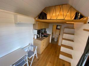 eine kleine Küche mit Treppe in einem Minihaus in der Unterkunft Tiny Clariana by Tiny Away in Palafolls
