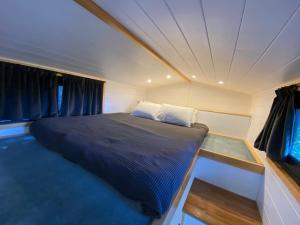ein kleines Zimmer mit einem Bett mitten in einem Boot in der Unterkunft Tiny Clariana by Tiny Away in Palafolls + 6 Fotos