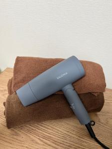 Eine Wii-Fernbedienung liegt auf einem Handtuch. in der Unterkunft Hanazono501 in Niigata