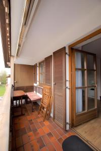 a balcony with a table and a wooden table and chairs at Ferienwohnung Benediktenwand in Lenggries
