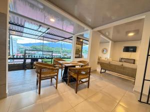 ein Wohnzimmer mit Tisch, Stühlen und Sofa in der Unterkunft Toba hotel in Ibagué