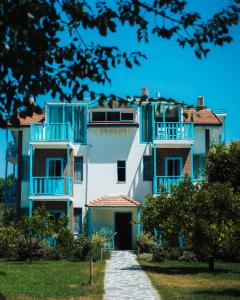 ein großes weißes Gebäude mit blauen Balkonen in der Unterkunft Yonca Lodge in Fethiye + 51 Fotos