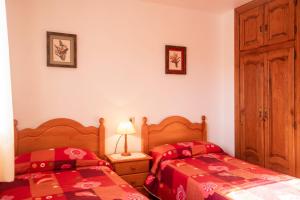 a bedroom with two beds and a lamp on a table at Casa vacacional El Angel in La Pesa