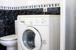 a washing machine in a bathroom next to a toilet at Casa vacacional El Angel in La Pesa
