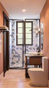 a bathroom with a sink and a tub in a room at Aria Santa Maria in Santo Domingo