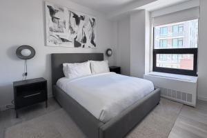 a bedroom with a large bed and a window at Court Square Hotel Long Island City New York , Belvilla District 6 Formerly Sonder in Long Island City