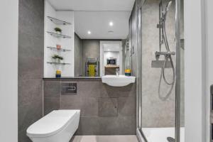 a bathroom with a shower and a toilet and a sink at Practical Studios In Lincoln with Free Grab&Go Breakfast in Lincoln