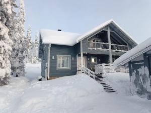 a house covered in snow in the yard at Villa Ilves A in Syöte