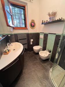 ein Badezimmer mit Waschbecken, Toilette und Dusche in der Unterkunft OnlyOne in Scandicci
