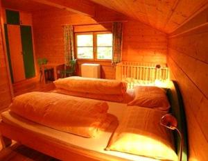 1 dormitorio con 2 camas en una habitación en Appartement Fichte, en Ramsau am Dachstein