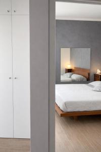 a bedroom with a bed and a mirror at Il Gerlo in Lezzeno