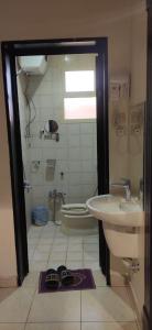 a bathroom with a sink and a toilet at عمارة النفيسة شقة 18 in Unayzah