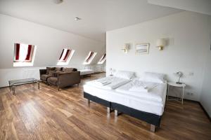 ein Schlafzimmer mit Bett und ein Wohnzimmer in der Unterkunft Hotel Laxnes in Mosfellsbær