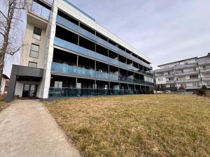 ein großes Gebäude mit einem Feld davor in der Unterkunft Panoramic Blue in TÄƒuÅ£ii MÄƒgheruÅŸ