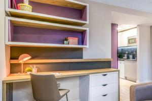 a office with a desk and a chair in a room at Central Studios In Lincoln with Free Grab&Go Breakfast in Lincoln