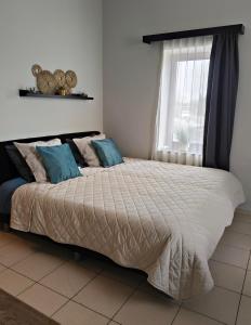 a large bed in a bedroom with a window at De Smokkelhoeve in Riemst