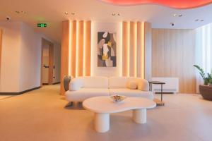 a living room with a couch and a table at Hotel Gorenje in Prishtinë