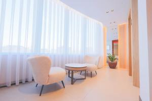 a waiting room with two chairs and a table at Hotel Gorenje in Prishtinë