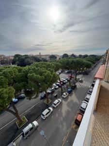 an aerial view of a parking lot with cars parked at Le Casette di Elfo in Grosseto +6 photos