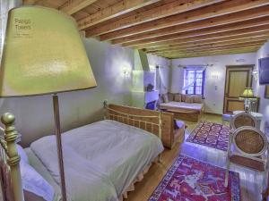 - une chambre avec un lit doté d'une lampe et d'un canapé dans l'établissement Papigo Towers, à Papingo