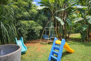 a group of playground equipment in a garden at Casa com Piscina e Churrasqueira em Taguatinga in Taguatinga