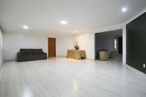 a living room with a couch and a table at Casa com Piscina e Churrasqueira em Taguatinga in Taguatinga