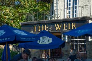 The Weir Hotel tesisinde sergilenen bir sertifika, ödül, işaret veya başka bir belge