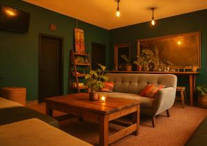 a living room with a couch and a coffee table at Ramallo es Bienestar 8 plazas in Ramallo