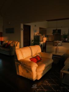 a living room with a couch and a kitchen at The Upper Deck in Pīrmed +1 photo