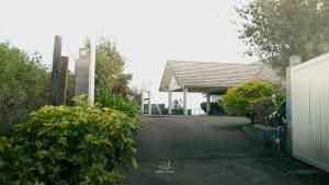 a house with a gate and a driveway at The Upper Deck in Pīrmed