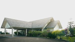 a house with a metal roof on top of it at The Upper Deck in Pīrmed