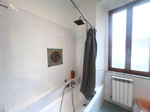 a bathroom with a shower with a bath tub at Bilocale zona Testaccio in Rome