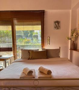 a bedroom with a bed with two towels on it at Studio with garden in Selínia