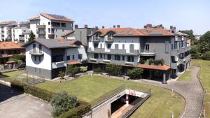 an aerial view of a large house with a yard at Hotel Residence Aurora in Paderno Dugnano