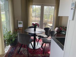 ein Wohnzimmer mit Tisch und Stühlen in der Unterkunft Hamngardi in Stånga