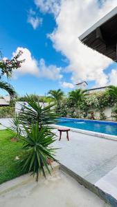 a bench sitting next to a swimming pool at POUSADA RANCHO PARAISO in Pôrto de Pedras