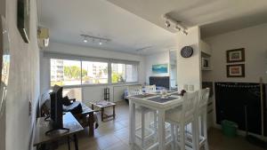 eine Küche und ein Wohnzimmer mit Tisch und Stühlen in der Unterkunft RP3 Studio in General Sarmiento