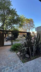 eine offene Tür zu einem Parkplatz mit Pflanzen in der Unterkunft RP3 Studio in General Sarmiento