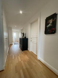 an empty room with a painting on the wall at Suite JULIETTE Chambre d'hôte de charme in Mulhouse