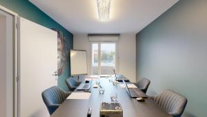a conference room with a long table and chairs at Villa "La Recrée Toulousaine " Clim & SPA-12 couchages in Cugnaux