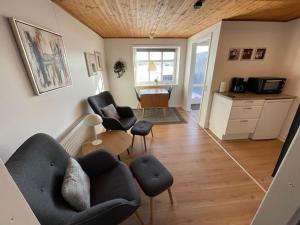 a living room with a couch and chairs and a table at Marskferie Tønder in Tønder