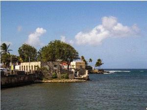 ein Haus auf einer Insel im Wasser in der Unterkunft Sunrise in Le Moule