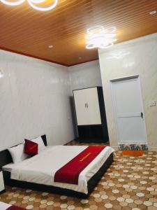 a bedroom with a large bed in a room at Mũi Si Homestay Cửa Tùng in Vĩnh Bang