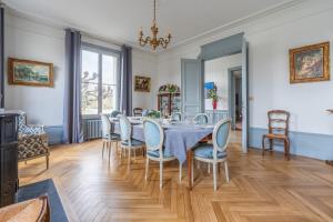 a dining room with a table and chairs at Maison bourgeoise, Rives du Cher, 14 pers in Montrichard