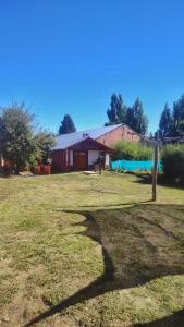 a large yard with a building and afficientfficientfficientfficientfficientfficient at La Momia in Cholila