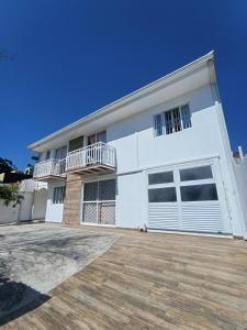 a large white house with a large driveway at Bacacheri 5 Estrelas in Curitiba