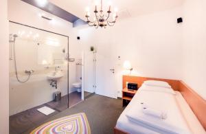 ein Badezimmer mit Bett, Dusche und Waschbecken in der Unterkunft BoutiqueHOTEL Donauwalzer in Wien + 90 Fotos