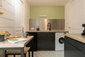a kitchen with a sink and a washing machine at L'Odéon - Hypercentre - Gare SNCF in Nantes