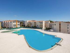 an image of a swimming pool in a apartment complex at Le Cosy du Lagon bleu in Fréjus